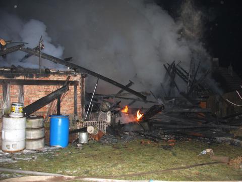 požár stodoly a přilehlých budov v Kladerubech (Foto: www.hzszlk.eu)