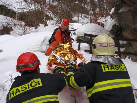 Hasiči na Vsetínsku zachraňovali muže ze skal (Foto: www.hzszlk.eu)