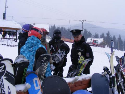 Policisté a lyžaři (Foto: www.policie.cz)