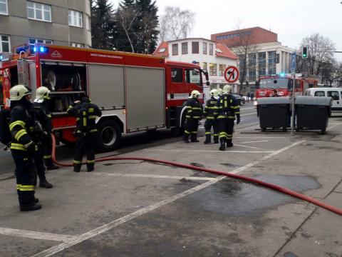 Hasičská jednotka u požáru bytu ve Zlíně (Foto: www.hzszlk.eu)