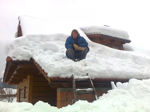 Aleš Gelnar na střeše své dřevěnice (Foto: Agentura Čada) 