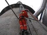 Hasiči odstranili z komína nebezpečné rampouchy (Foto: www.hzszlk.eu)