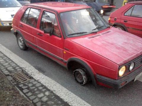 Podnapilý řidič jel bez pneumatiky (Foto: www.policie.cz)