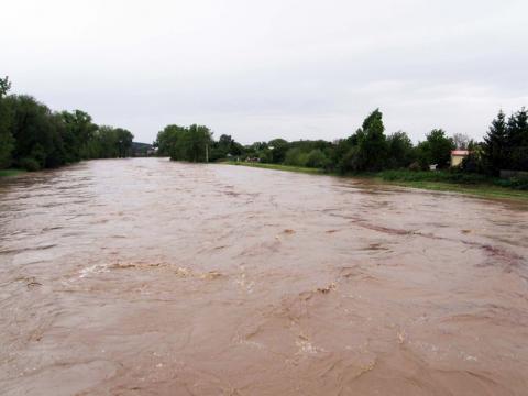 Do rozvodněné Bečvy spadl muž (Foto: Mediafax)