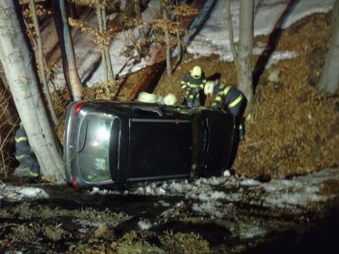 Hasičská jednotka u havárie osobního auta (Foto: www.hzszlk.eu)