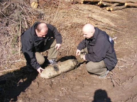 Potůček na Valašsku ukrýval stokilovou leteckou pumu (Foto: www.policie.cz)