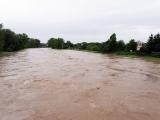 Do rozvodněné Bečvy spadl muž (Foto: Mediafax) Do rozvodněné Bečvy spadl muž (Foto: Mediafax)