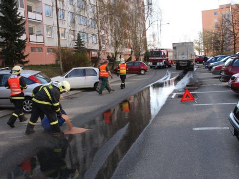 Uvolněný kanalizační poklop prorazil palivovou nádrž (Foto: HZS Zlínského kraje)