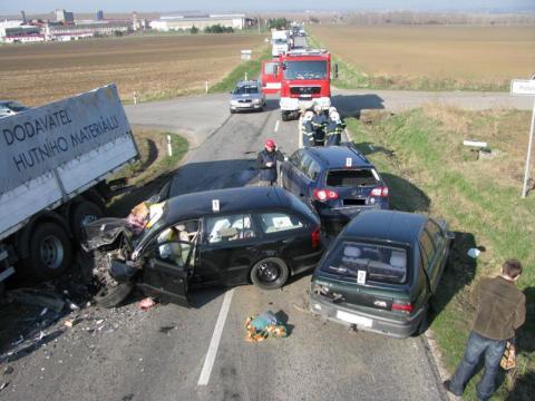 Hromadná nehoda čtyř aut (Foto: HZS Zlínského kraje)