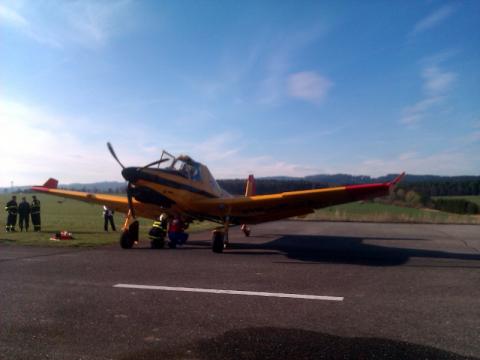 Hasící letadlo při doplňování vody (Foto: Petr Gajdošík)