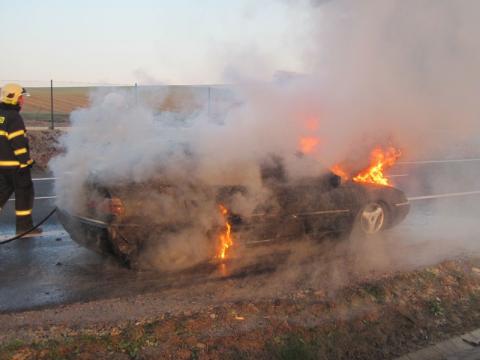 Na Uherskohradišťsku hořelo auto (Foto: HZS Zlínského kraje)