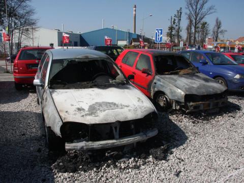 Neznámý žhář zřejmě podpálil dvě auta (Foto: HZS Zlínského kraje)