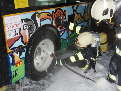 Kvůli špatným brzdám začal hořet trolejbus (Foto: HZS Zlínského kraje)