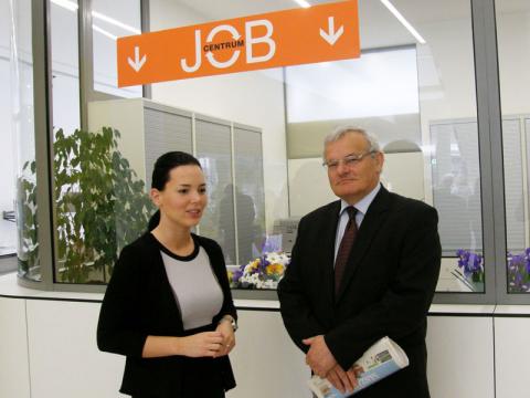 Rektor univerzity Petr Sáha s pracovnicí Job centra (Foto: Mediafax)