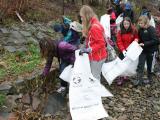 Školáci uklidí okolí řeky Bečvy (Foto: www.roznov.cz)