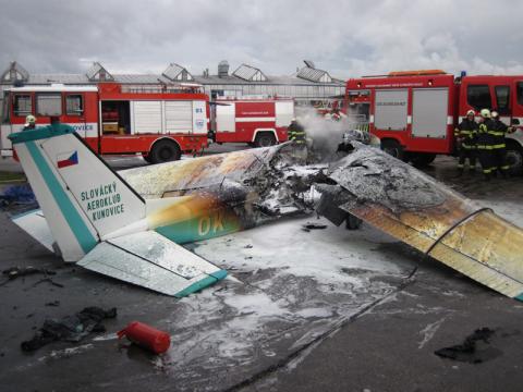 Při požáru letadla se popálil muž (Foto: HZS Zlínského kraje)