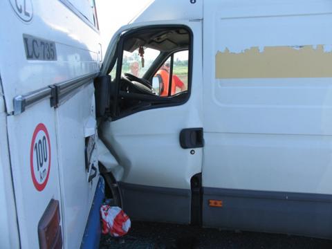 Autobus s dětmi havaroval na Holešovsku (Foto: Policie ČR)