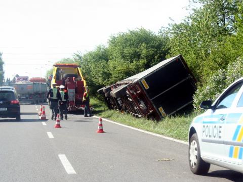 Převrácený kamion (Foto: www.otorkovice.net)