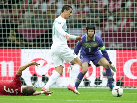 Michal Kadlec (vlevo), Cristiano Ronaldo a Petr Čech (Foto: Mediafax)