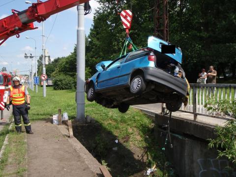 Vyproštění vozidla z koryta potoka (Foto: HZS Zlínského kraje)
