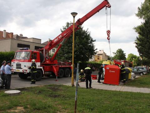 Hasiči vyprošťovali ženu z kontejneru (Foto: HZS Zlínského kraje)