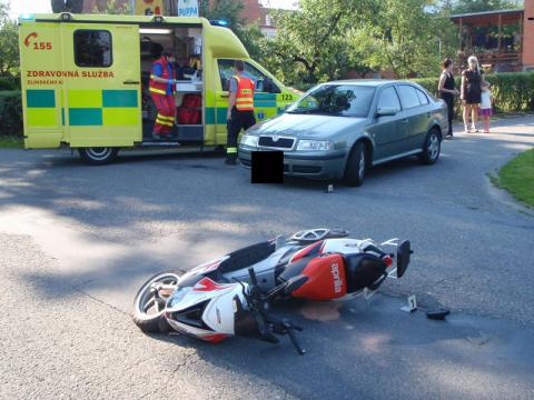 Řidič skútru se vážně zranil po srážce s autem (Foto: HZS Zlínského kraje)