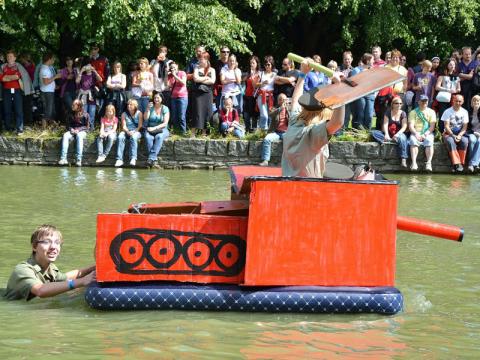 Soutěž netradičních plavidel (Foto: AGENTURA VELRYBA)