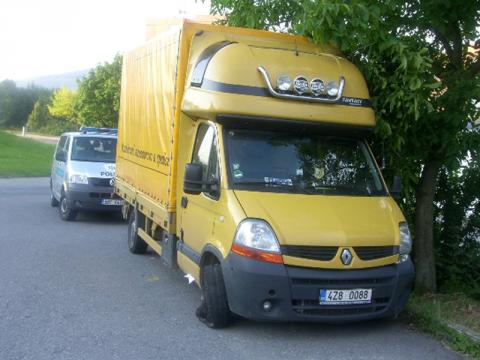 Zlínští policisté pátrají po řidiči žlutého Renaultu Master (Foto: Policie ČR)