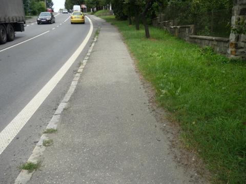 První úsek chodníku k rekonstrukci (Foto: Město Valašské Meziříčí)