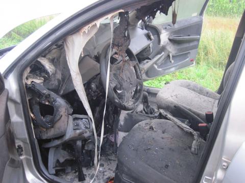 Mezi Zahnašovicemi a Martinicemi hořelo auto (Foto: HZS Zlínského kraje)