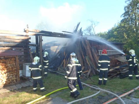 V Bratřejově shořela stodola (Foto: HZS Zlínského kraje)