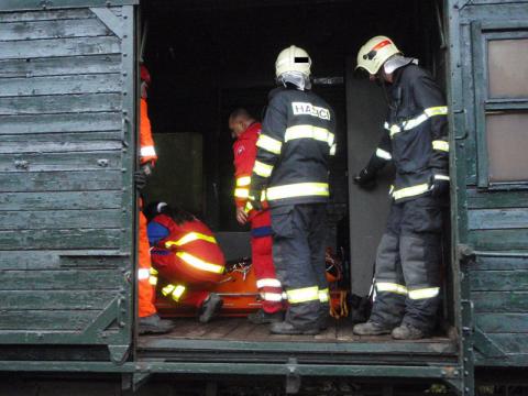 Hasiči zraněného přepravili po železnici (Foto: HZS Zlínského kraje)