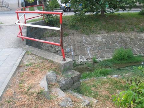 Opilý cyklista nezvládl nájezd na most (Foto: Policie ČR)