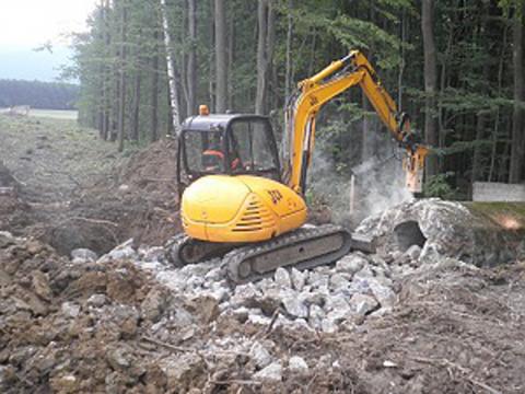 Příprava terénu pro novou silnici (Foto: ŘSZK)