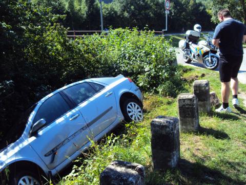 Kuriozní nehoda na zlínské Vršavě (Foto: Agentura Čada)