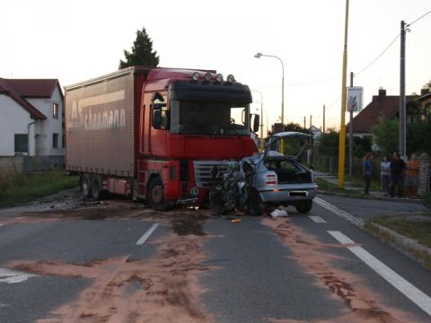 Srážka osobního a nákladního auta (Foto: www.hzszlk.eu)