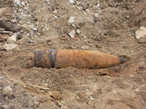 Dělník objevil nevybuchlý granát (Foto: Policie ČR)