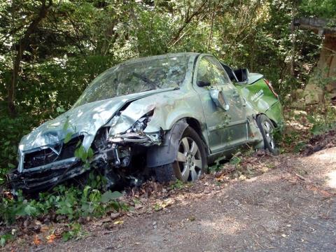 Osobní vozidlo zůstalo zaklíněno mezi stromy (Foto: www.hzszlk.eu)