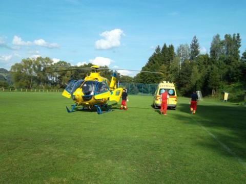 Transport zraněného paraglidisty z hřiště Huslenky (Foto: Policie ČR)
