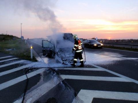 Hasiči lokalizovali požár do sedmi minut po ohlášení (Foto: www.hzszlk.eu)