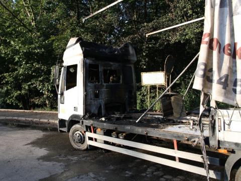 Hasicí přístroj už řidiči nepomohl (Foto: www.hzszlk.eu)