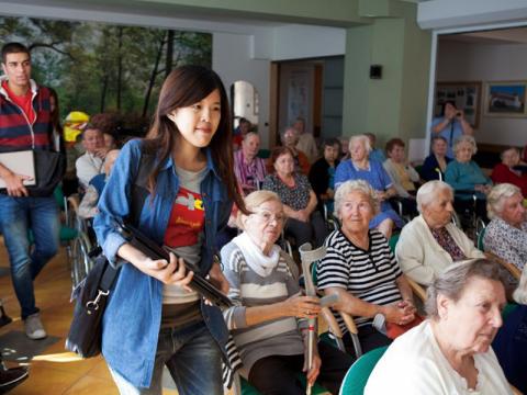 Domov pro seniory Lukov a zahraniční studenti z AIESEC (Foto: Samari)