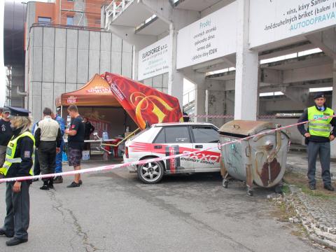 Auto vyletělo z dráhy a zranilo dívku (Foto: Agentura Čada, Pavel Kašpar)