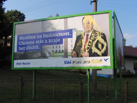 Premiéra někdo nabarvil nažluto (Foto: Agentura Čada)