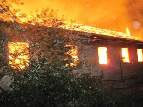 Noční požár pily v Mikulůvce (Foto: HZS Zlínského kraje)