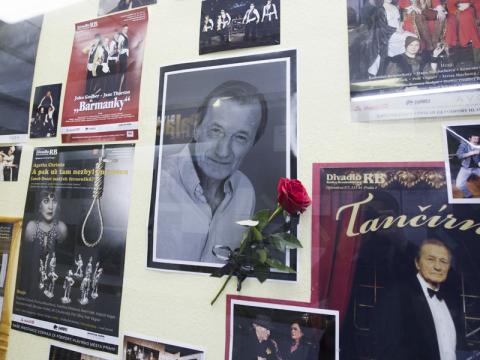 Lidé se loučí s Radoslavem Brzobohatým (Foto: Mediafax)