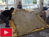 Bizoní kůže na jeden z největších bubnů v ČR (Foto: Městské divadlo Zlín)