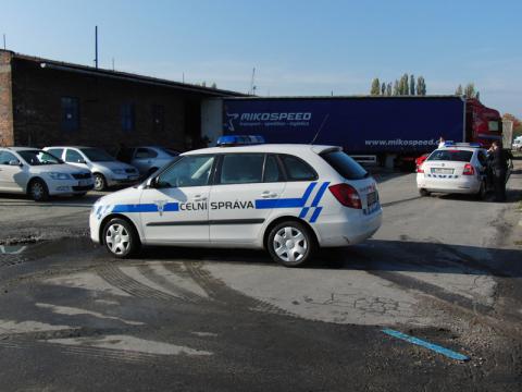 Celníci zabavují alkohol ve Zlínském skladu (Foto: Agentura Čada)