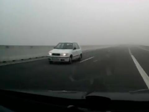 Auto v protisměru a chodec na dálnici u Kroměříže (Foto: Agentura Čada) Auto v protisměru a chodec na dálnici u Kroměříže (Foto: Agentura Čada)