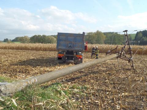 Dráty vysokého napětí spadly na náklaďák (Foto: HZS Zlínského kraje)